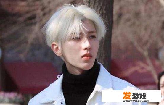 共青团置顶点名蔡徐坤微博转发一个亿，粉丝表示轮博犯法吗？你怎么看？
