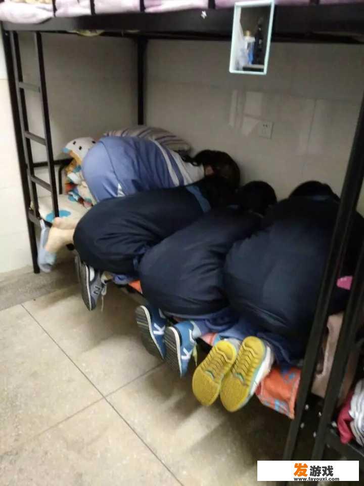有个爱玩游戏的室友是种什么体验？