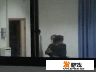 女孩与高中老师不伦师生恋，男友将二人不雅视频曝光，如何评价？
