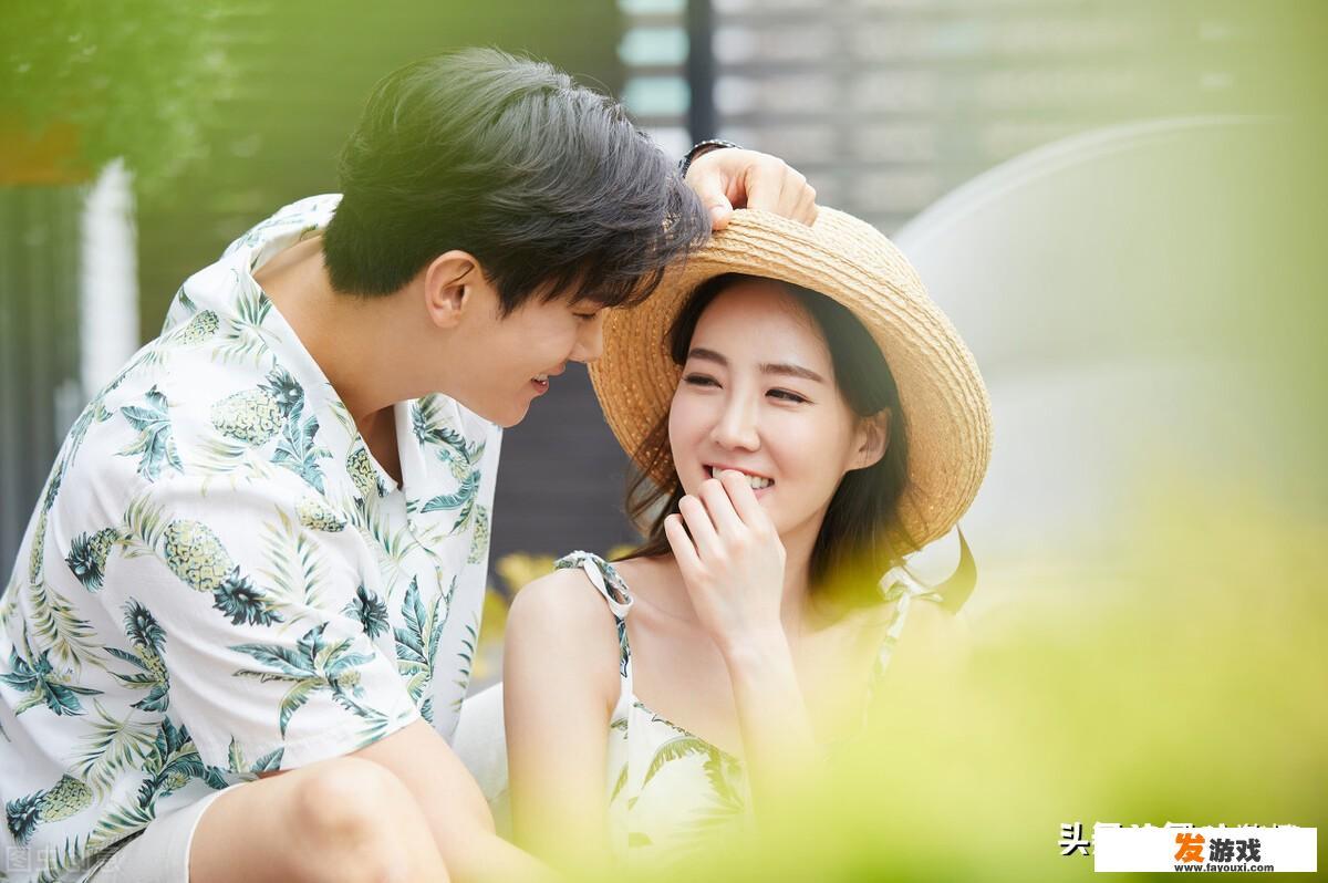 一个女孩坐车时常看窗外是什么意思？
