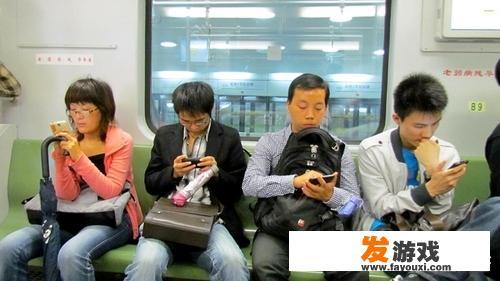 在地铁上公交上看电影玩游戏的，使用外放的人是什么心态？