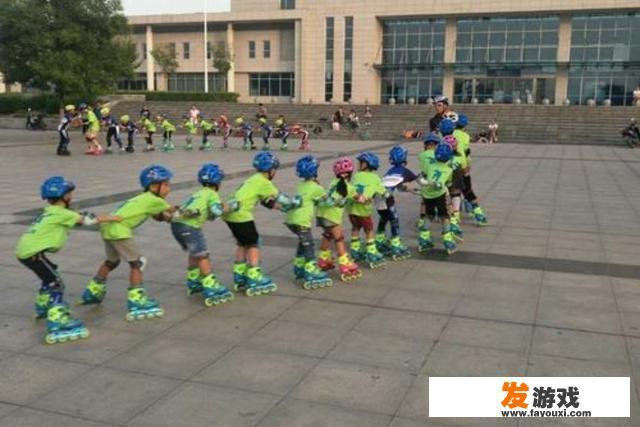 幼儿运乒乓球轮滑游戏