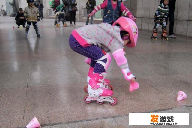 幼儿轮滑捡桩游戏