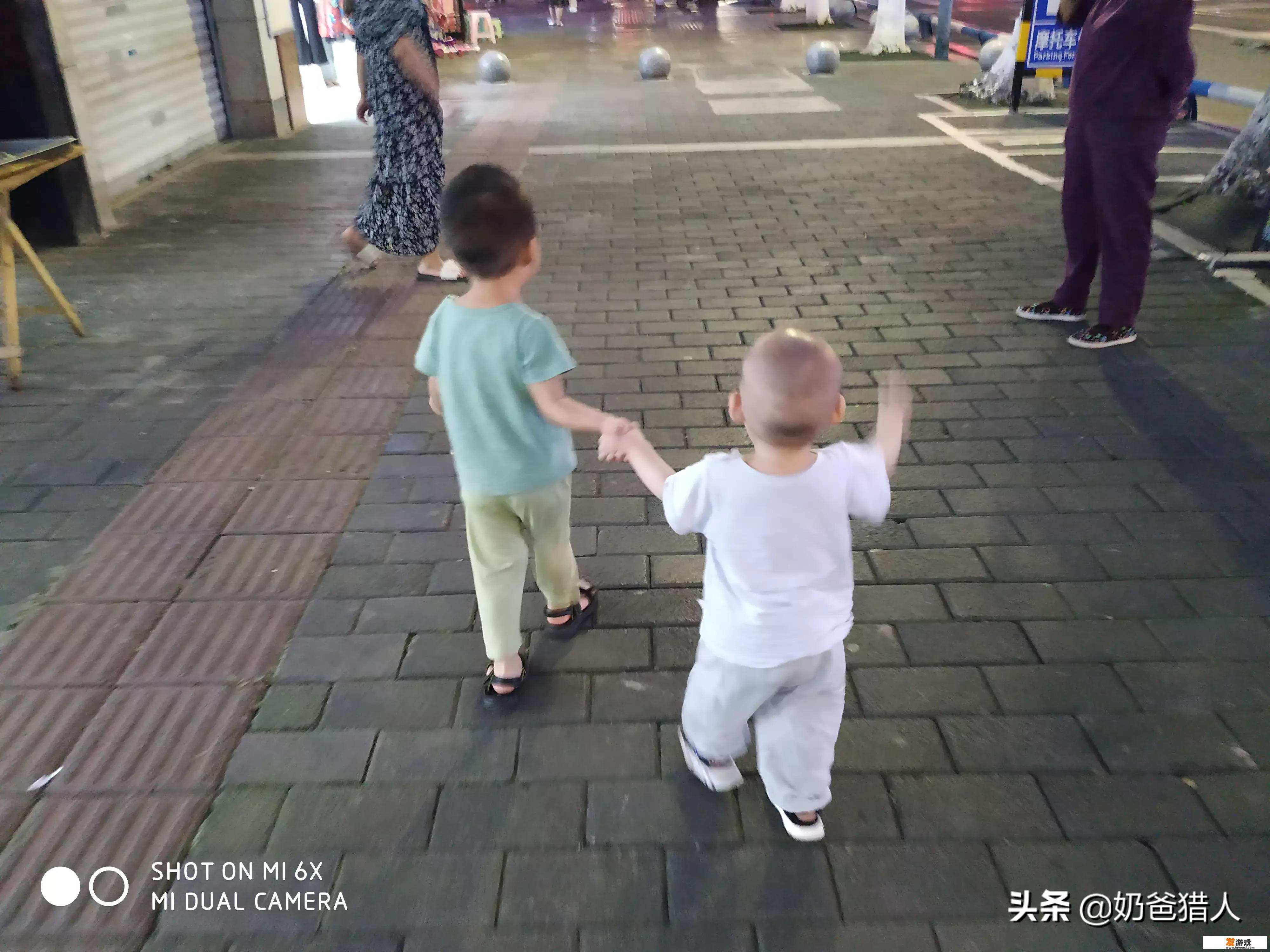 如何妥善处理家有二娃时大孩子的情绪问题