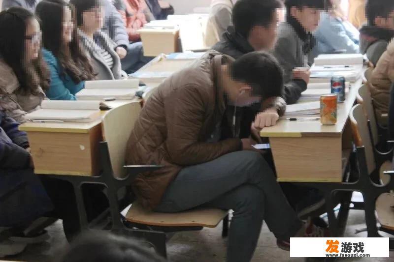 大学上课老师自己讲自己的，学生下面自己玩自己的，为什么会出现这样的情况？