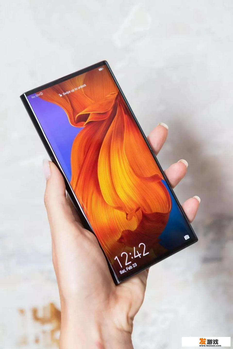 你觉得17000元的HUAWEI Mate X是否值这个价，原因是什么？