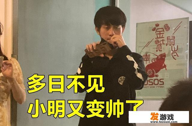 RNG组团玩恐怖密室，小虎霸占合照C位，狼行女友出镜让玩家酸了，你怎么看？