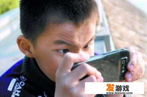 农村留守孩子痴迷手机游戏，问题到底出在哪？又将如何去解决呢？