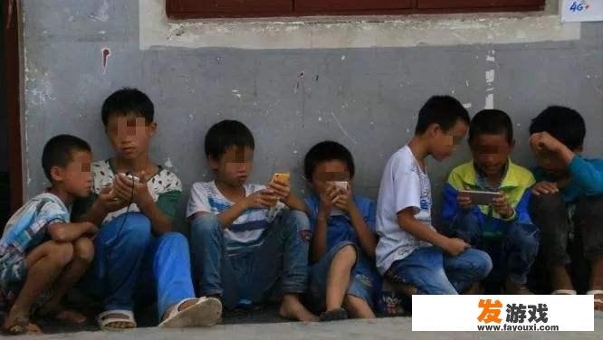 农村留守孩子痴迷手机游戏，问题到底出在哪？又将如何去解决呢？