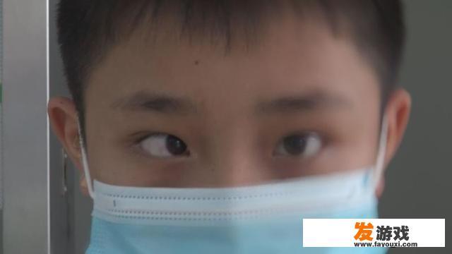 东莞一男孩疯狂玩游戏玩出了“斗鸡眼”进医院，到底是怎么回事？