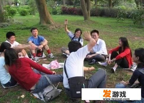 推荐几个适合聚会一群人玩的游戏？