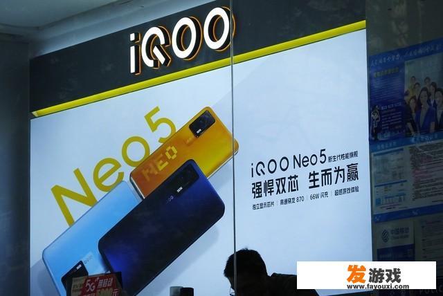 手机一边玩游戏一边充电会爆炸吗？
