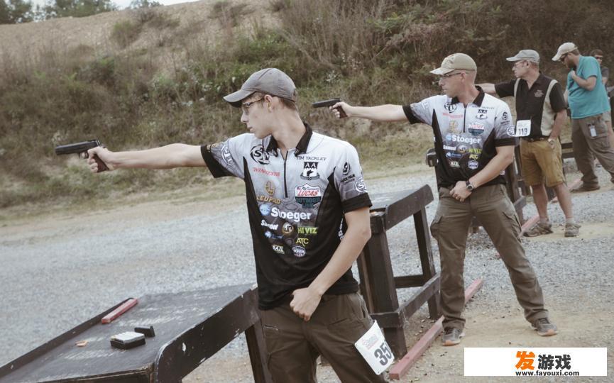 手枪射击应该双手正规还是单手正规？