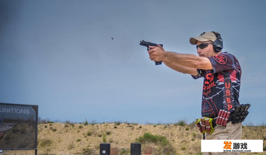 手枪射击应该双手正规还是单手正规？