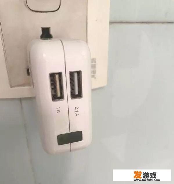 宁波某大叔在三男两女合租房，用充电器式摄像头偷窥大学生洗澡，你怎么看？