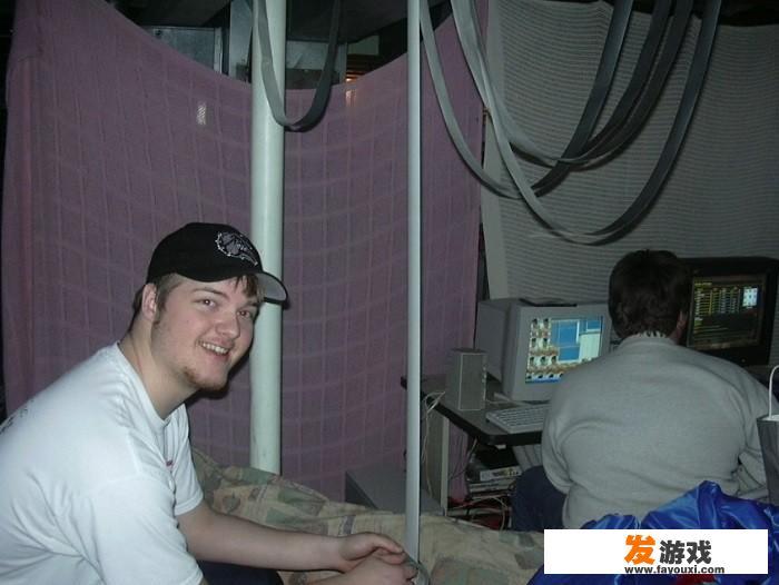 一个男孩在屋顶打楼下的僵尸的游戏是什么？
