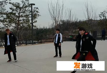 SKT夺冠后心情大好，全员玩起了飞鞋游戏，网友调侃“李哥最瓜皮”，你觉得呢？