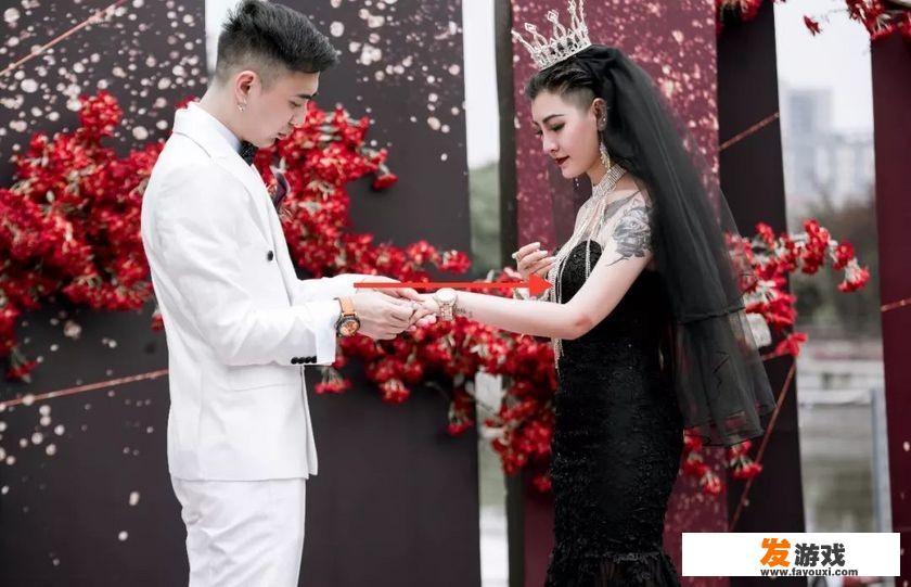 抖音中最霸气新娘火了，暗黑系婚纱和花臂，婚礼背后藏着怎样的故事？