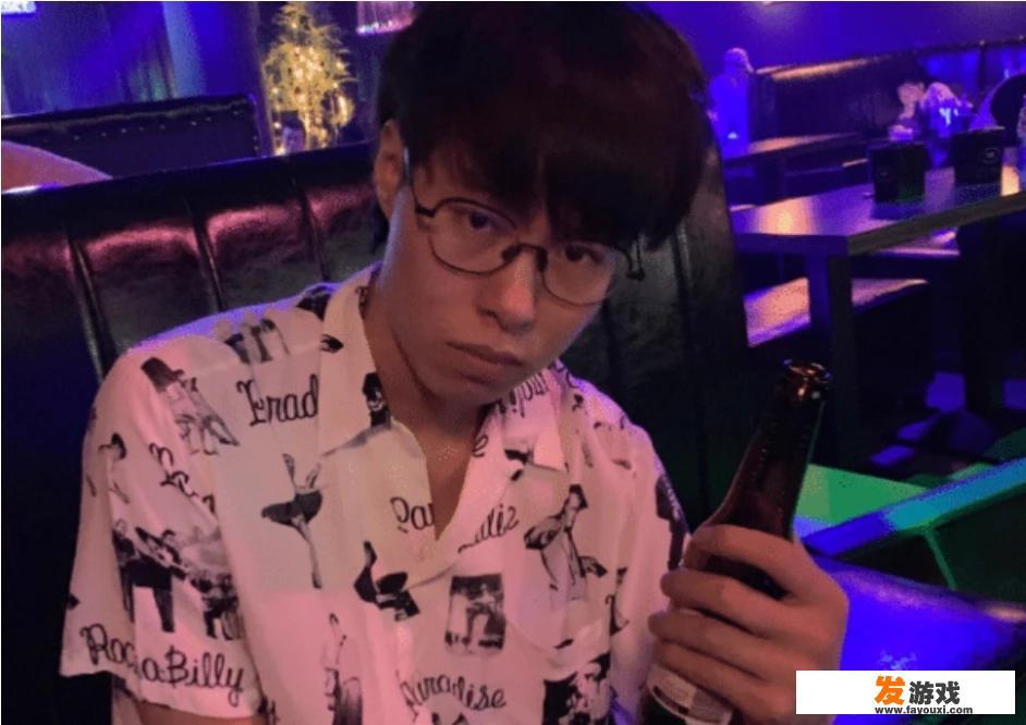 有个外国电影,男主生活在一个别人设计的世界里,现实世界的人天天都在看他的直播，最后男主跑出来了？