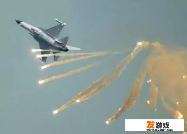 空战中战斗力如何锁定敌方飞机？