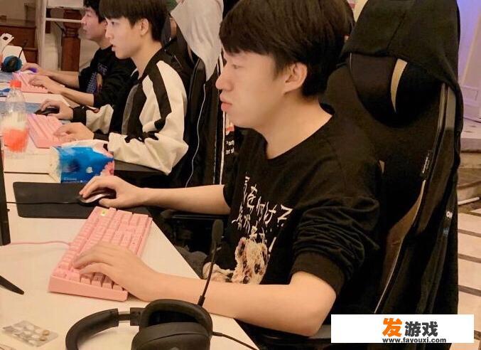 耻辱2怎么调简体中文？
