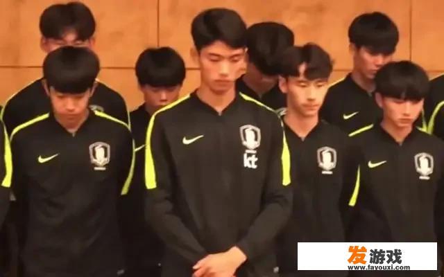 韩国国青队夺冠，脚踏熊猫奖杯，做出污辱主办方不雅动作。国际足联会有惩罚措施吗？