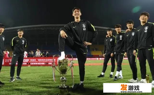 韩国国青队夺冠，脚踏熊猫奖杯，做出污辱主办方不雅动作。国际足联会有惩罚措施吗？
