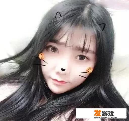 斗鱼吃鸡一姐缺席嘉年华，被吐槽“怕见光死”，水友：请参考酥酥，你有何看法？