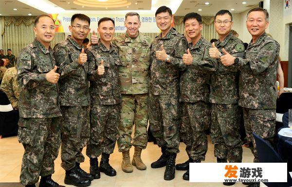 现在各国军人都穿着迷彩服，那作战中如何快速分清敌我？