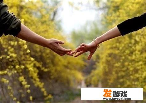 度蜜月遇飞车党被抢包，没抢走，但老公在旁边一直都是愣的，你觉得这样的男人如何？