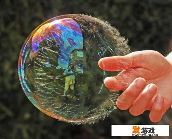 悬浮在空中的肥皂泡泡是绝对球形吗？