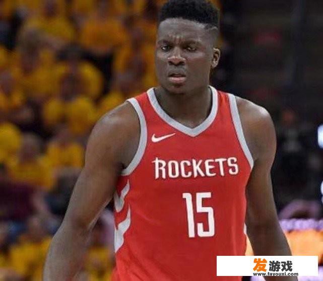 如果火箭的首发阵容为：保罗、哈登、“半兽人”、塔克、卡佩拉，你觉得这个配置的进攻端和防守端会很厉害吗？为什么？